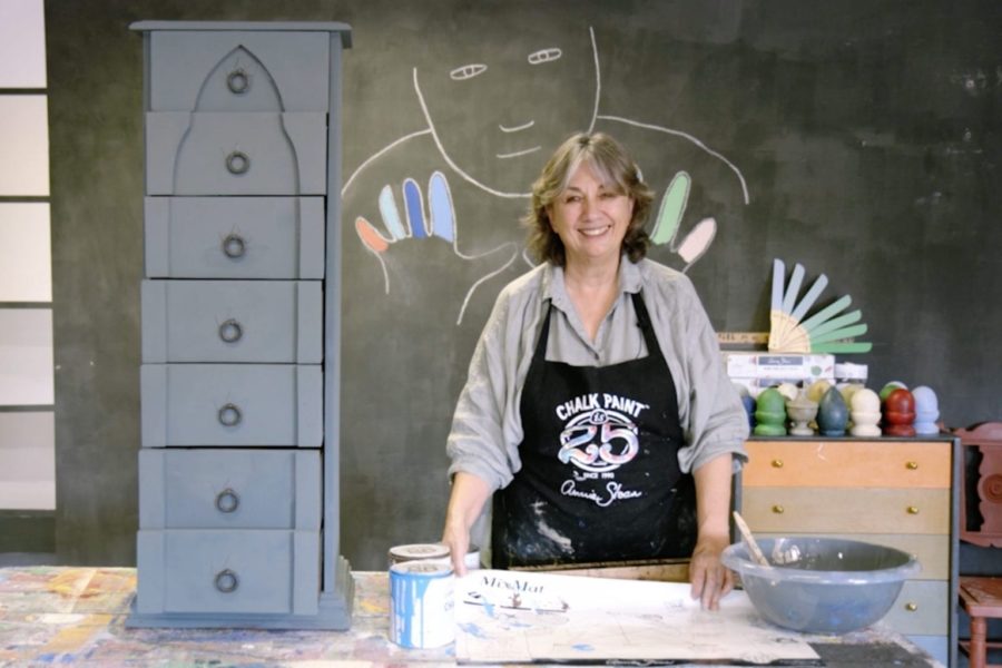 Annie Sloan using the colour wheel and a MixMat to mix Chalk Paint® in Honfleur and Giverny