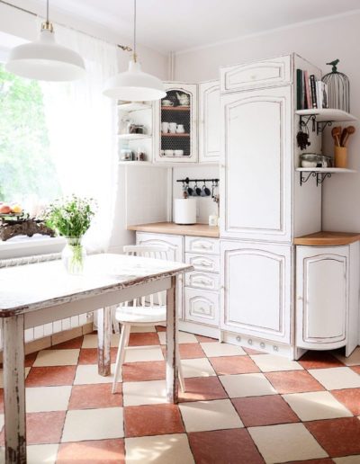 Agnieszka Krawczyk Kitchen painted with Chalk Paint® in Old White Annie Sloan