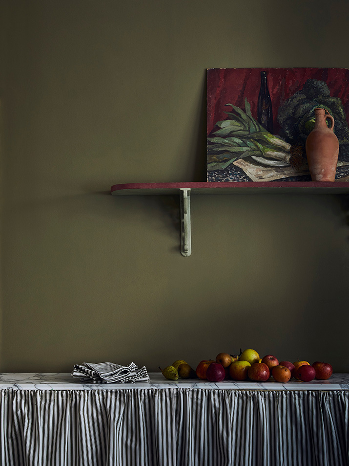 Kuchnia pomalowana farbą ścienną Wall Paint Annie Sloan w kolorze Olive, półka na ścianie pomalowana farbą Chalk Paint w kolorach Chateau Grey i Primer Red.