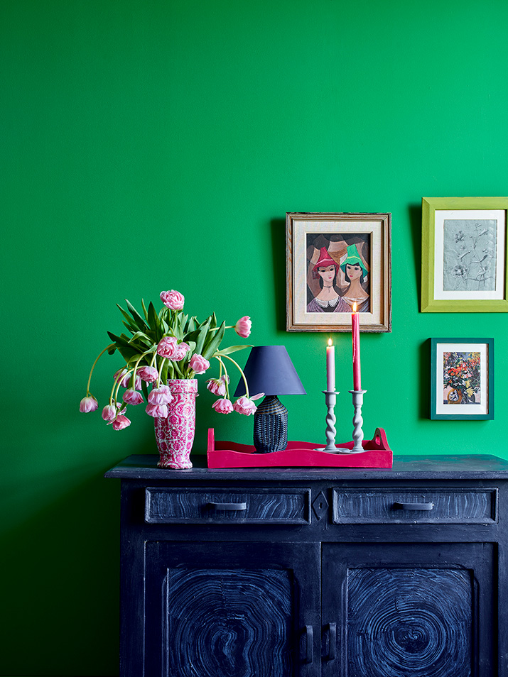 Farba do ścian Annie Sloan w kolorze Schinkel Green użyta do pomalowania salonu