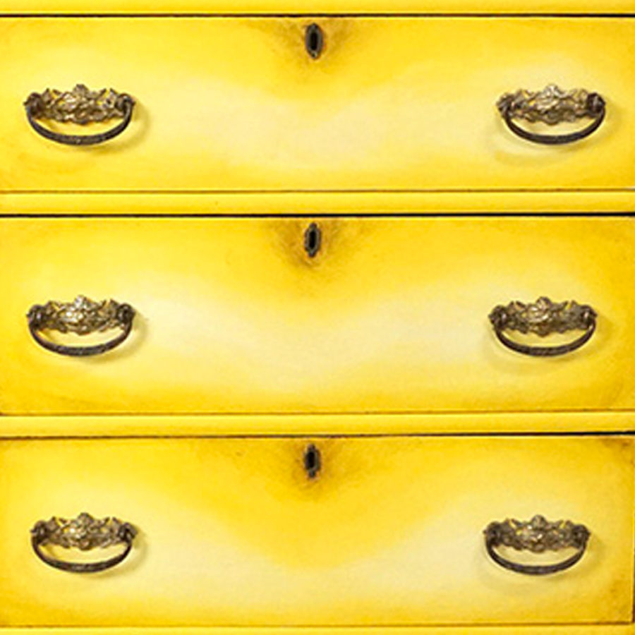 Farba Chalk Paint® w kolorze Tilton i Farba Chalk Paint® w kolorze Cream dodają głębi i wyrazu płaskim frontom szuflad.