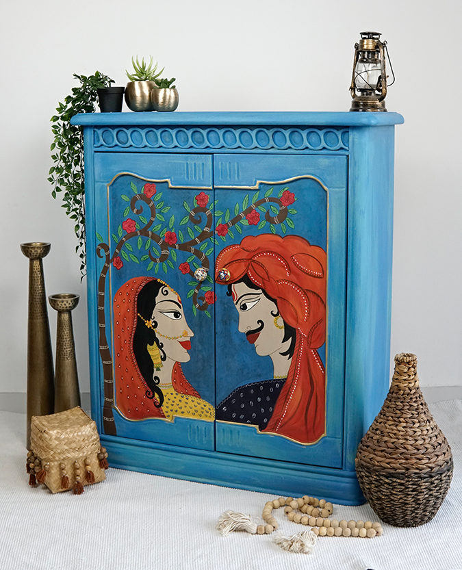 Farba kredowa Annie Sloan użyta do pomalowania małej szafki w tradycyjnym indyjskim stylu Madhubani