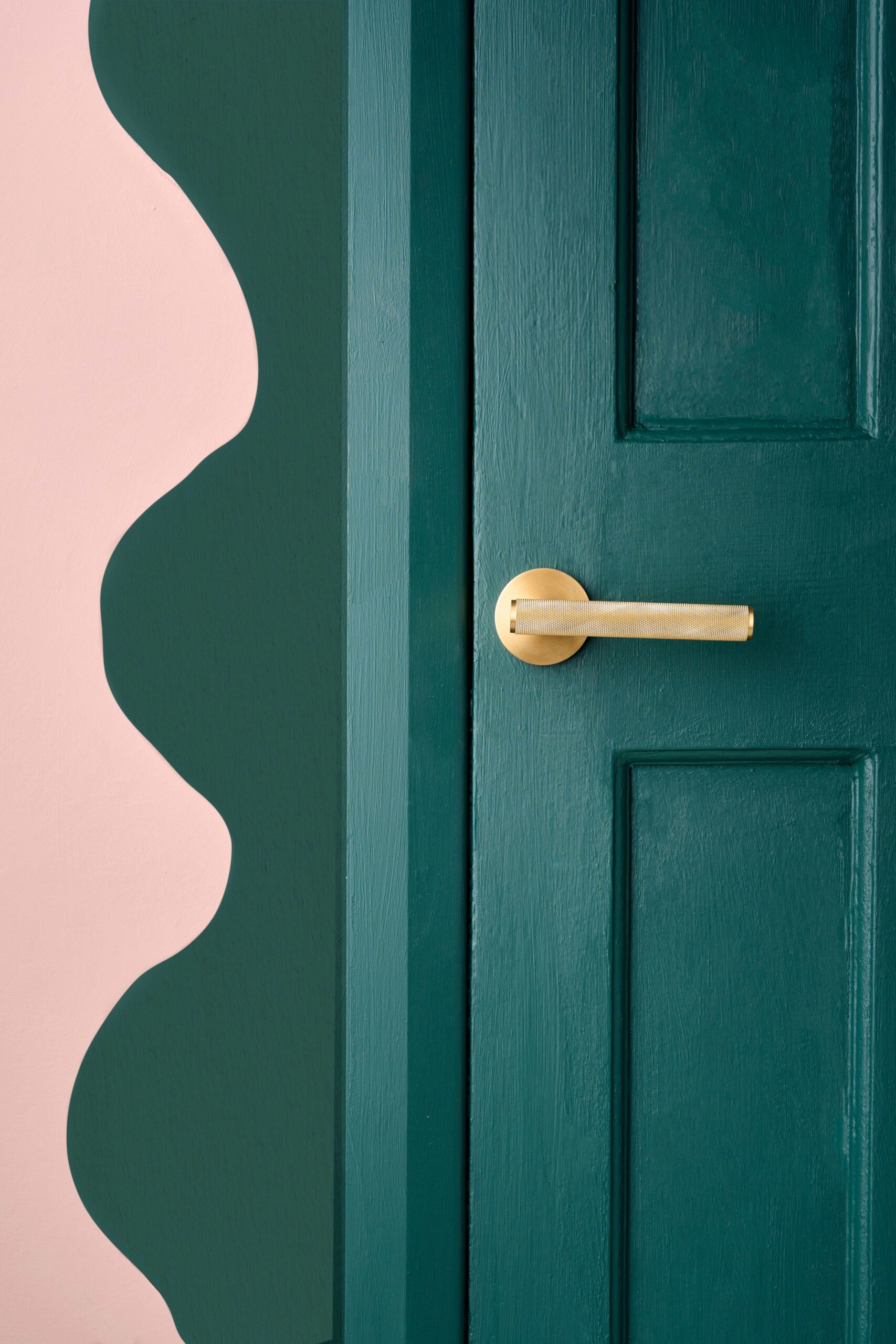 Wzór namalowany farbą ścienną Annie Sloan w kolorze Knightsbridge Green wokół framugi drzwi