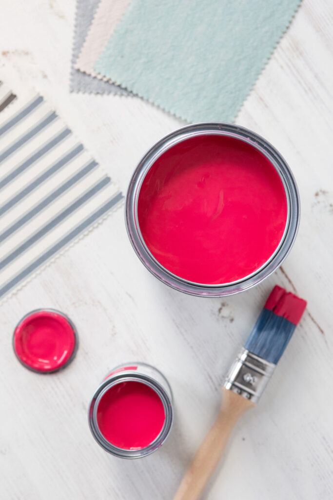 Zdjęcie puszek z farbą Chalk Paint w kolorze Capri Pink