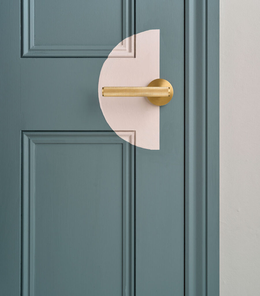 Farba satynowa Annie Sloan zastosowana na drzwiach wewnętrznych do ozdobienia fragmentu z klamką firmy Plank