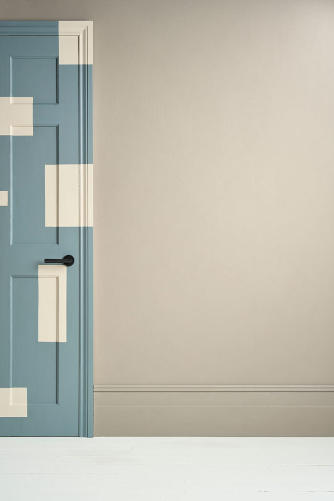 Wzór na drzwiach wewnętrznych namalowany farbą satynową Annie Sloan