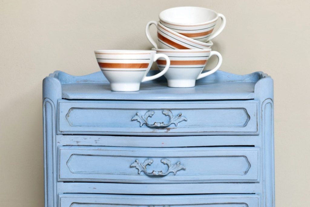Sidetable painted with Chalk Paint® by Annie Sloan in Louis Blue, with teacups