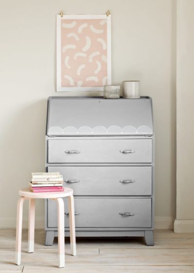 Bureau painted with Chalk Paint by Annie Sloan in Chicago Grey and Chalk Paint Matt and Gloss Lacquer in a scallop design with Antoinette and Old White details