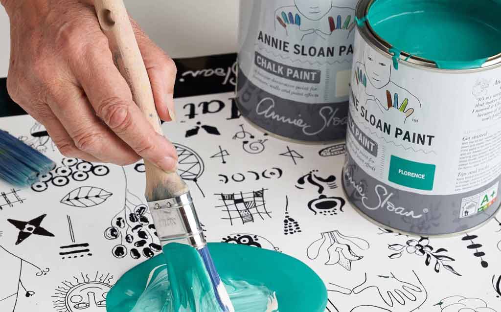 Annie Sloan mixing Chalk Paint in Pure and Florence on a MixMat