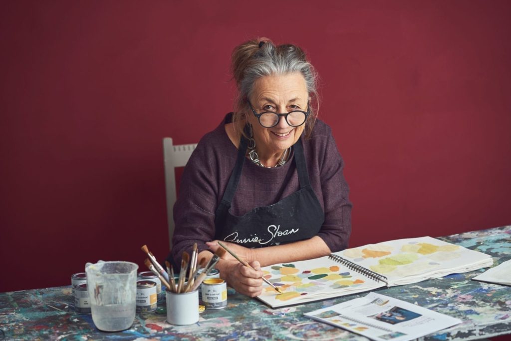 Annie Sloan malująca w swoim magazynie w Oxfordzie