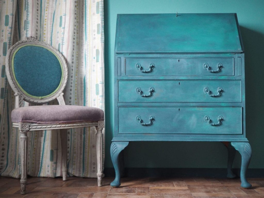 Chalk Paint® colour mix bureau in Aubusson Blue and Provence by Annie Sloan. Curtain in Piano in Provence fabric and vintage chair in Linen Union colours.