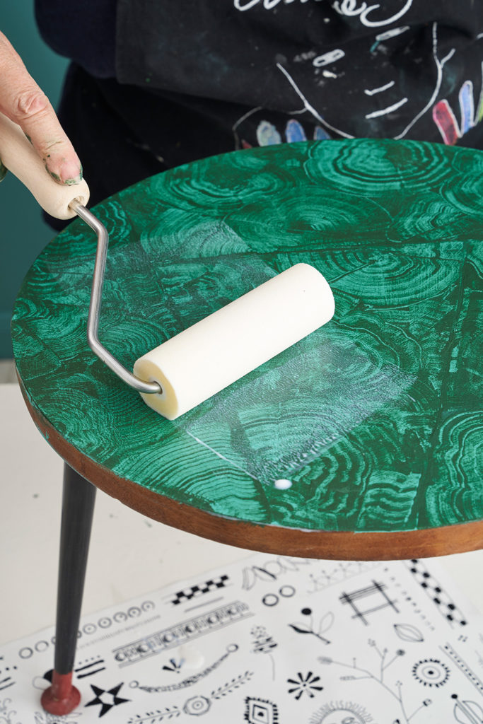 Annie Sloan demonstrating how to use Lacquer on a table top