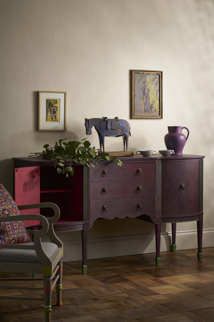 Annie Sloan - Tyrian Plum Lifestyle Shot