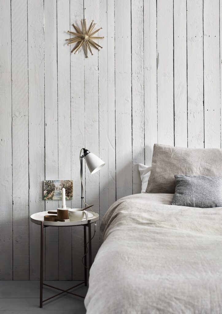 Annie-Sloan-Bedroom-Wall-Paint-in-Old-White-Chalk-Paint-in-Old-White-Honfleur-Chicago-Grey-Lifestyle-Portrait-1-scaled