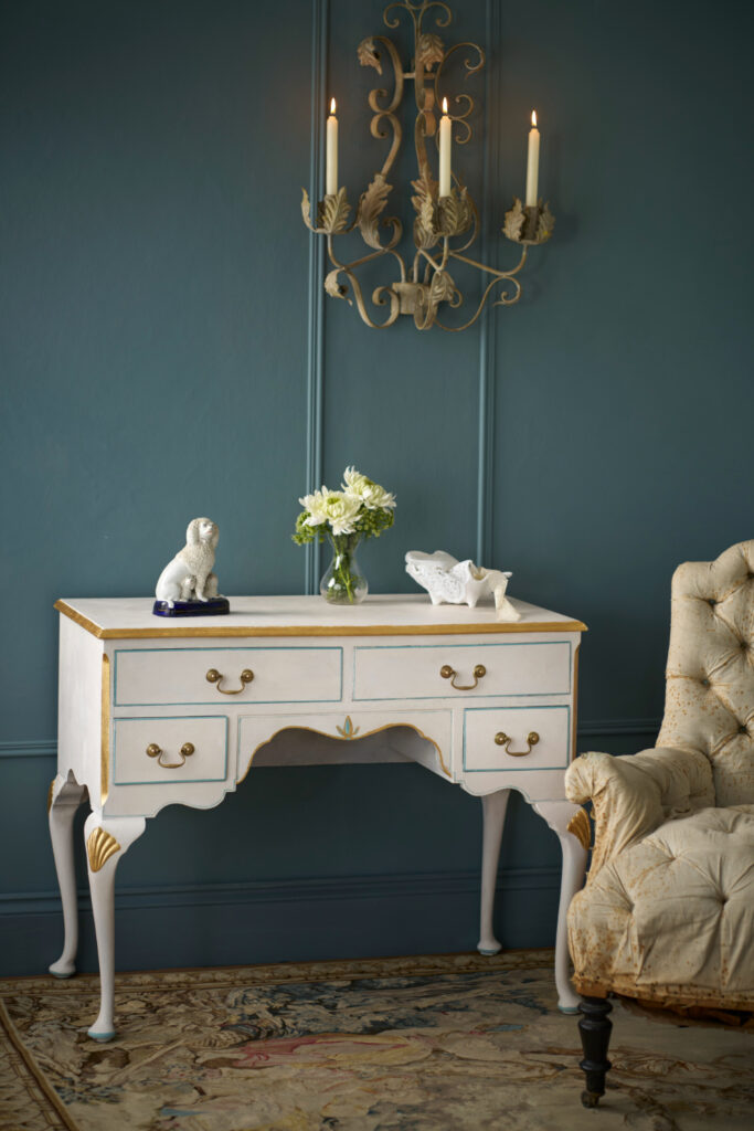 Decorative-Painting-effect-using-Annie-Sloan-Chalk-Paint-in-Rococo-White