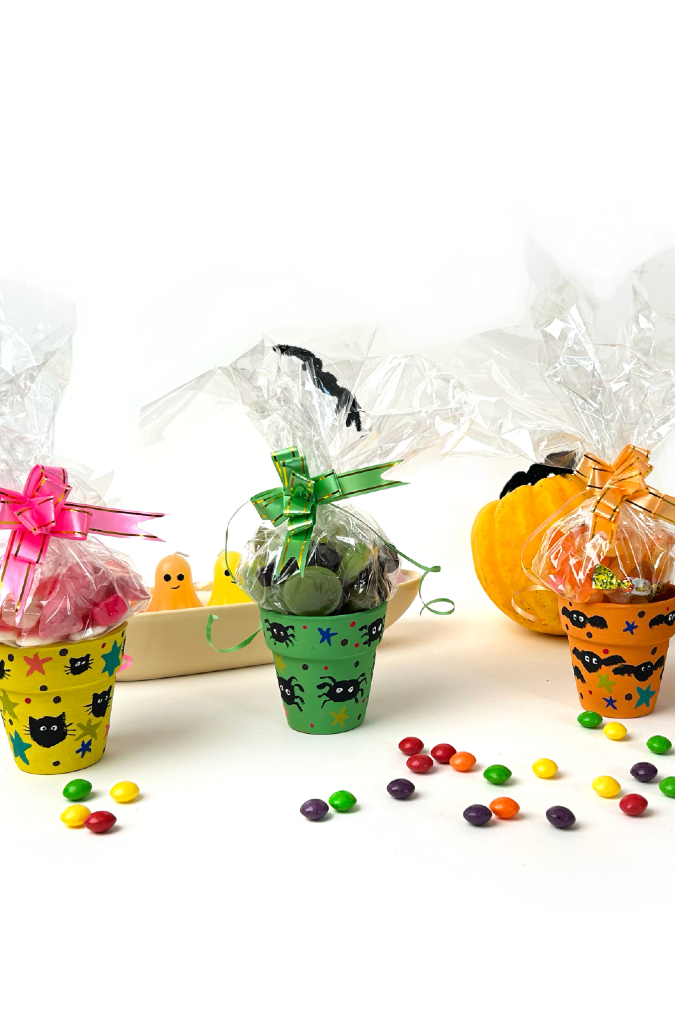Annie Sloan - Easy Halloween craft for kids: painted pots