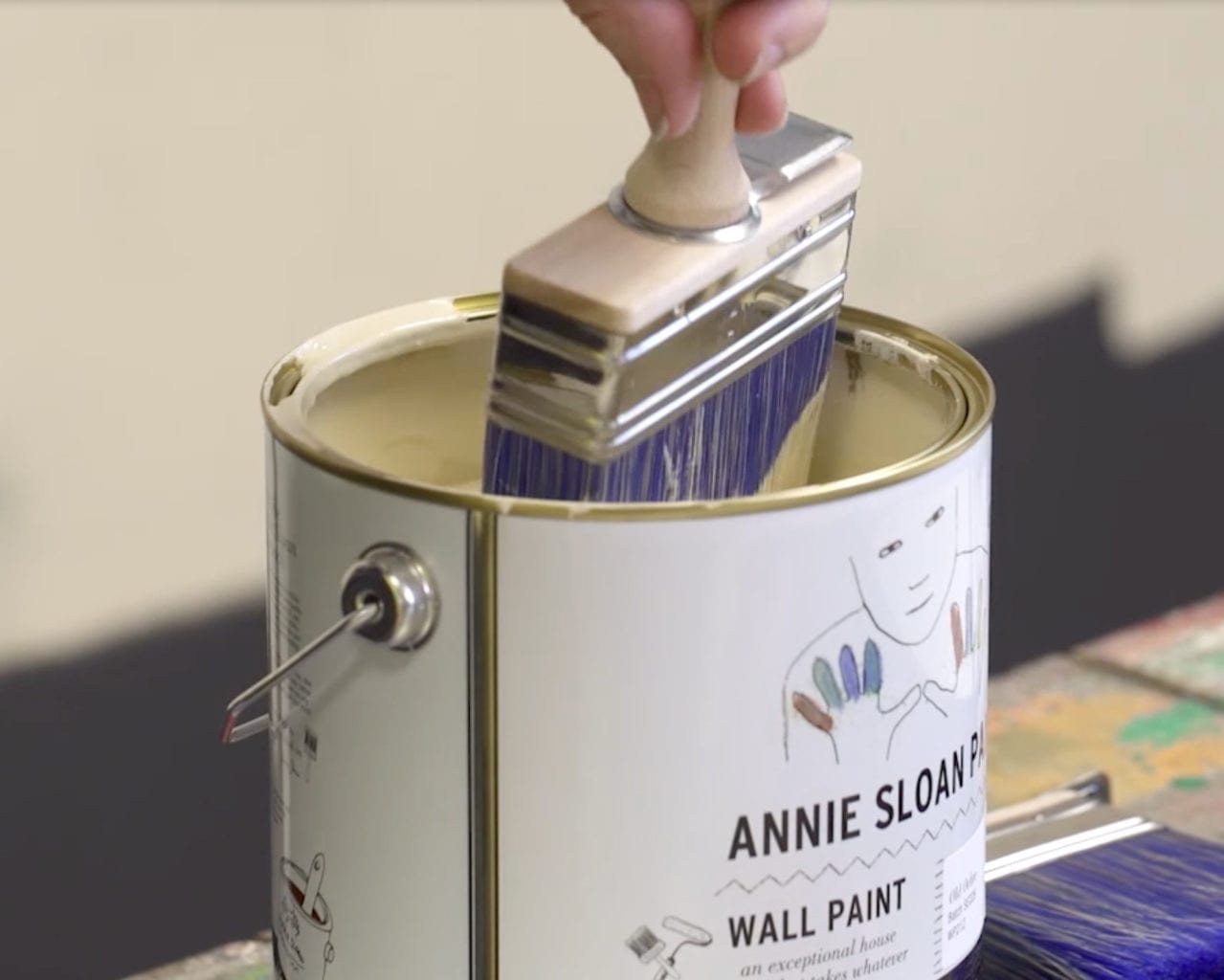 Annie Sloan Wall Paint Brush in Wall Paint in Original tin