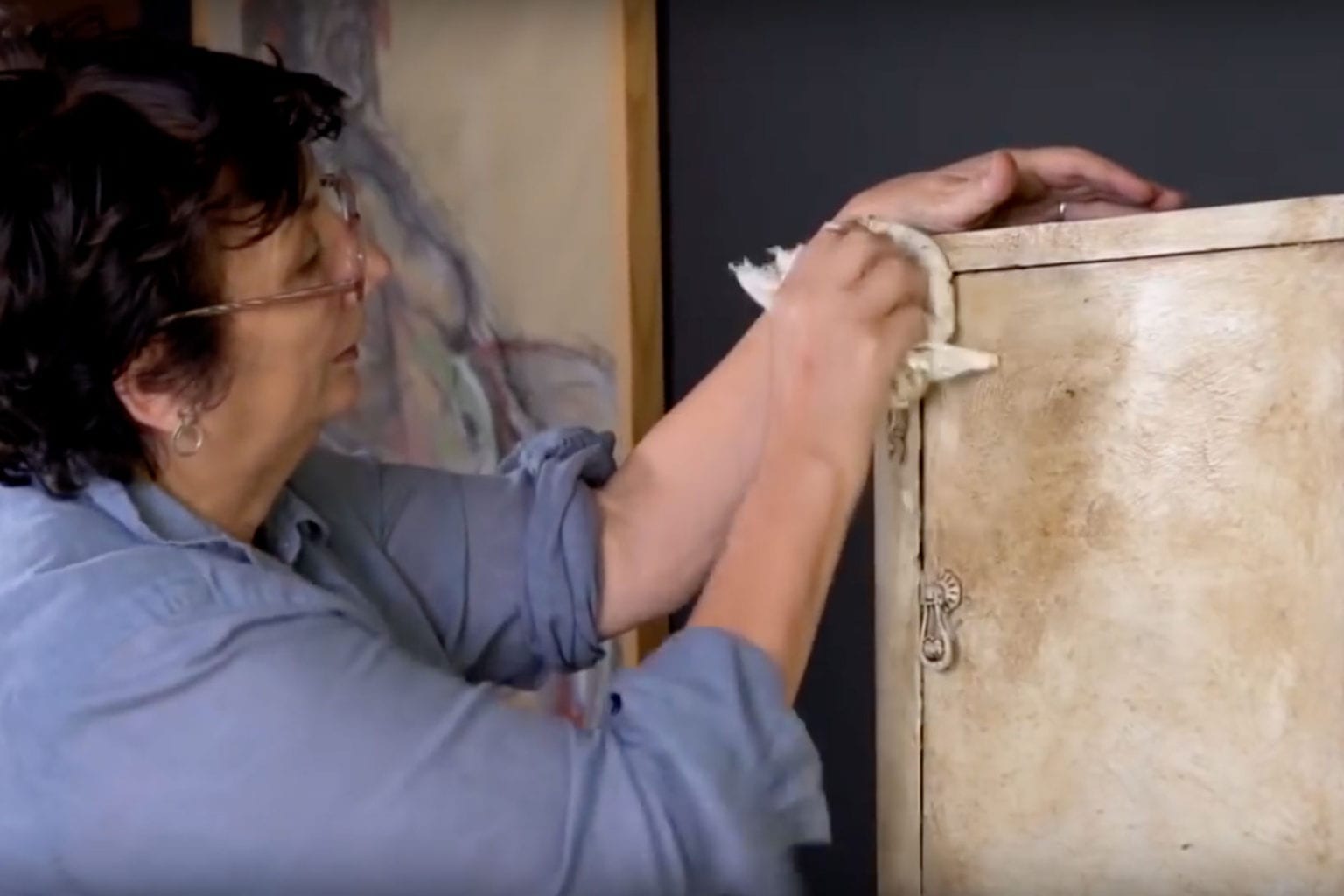 How to Create an Antique Paint Effect Techniques Annie Sloan
