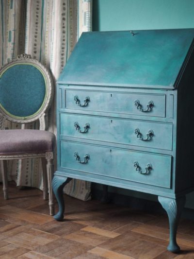 Chalk Paint® colour mix bureau in Aubusson Blue and Provence by Annie Sloan. Curtain in Piano in Provence fabric and vintage chair in Linen Union colours.