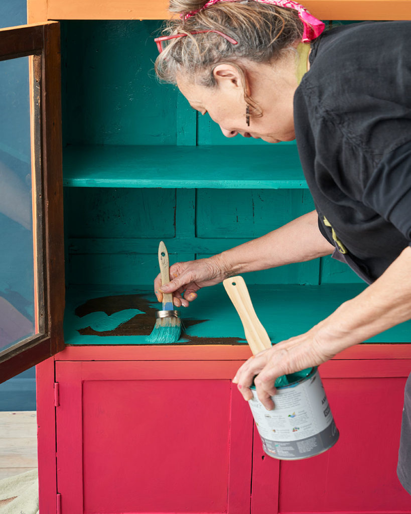 Annie Sloan chose Florence Chalk Paint® for inside the cabinet to contrast the Capri Pink and Barcelona Orange ombre exterior