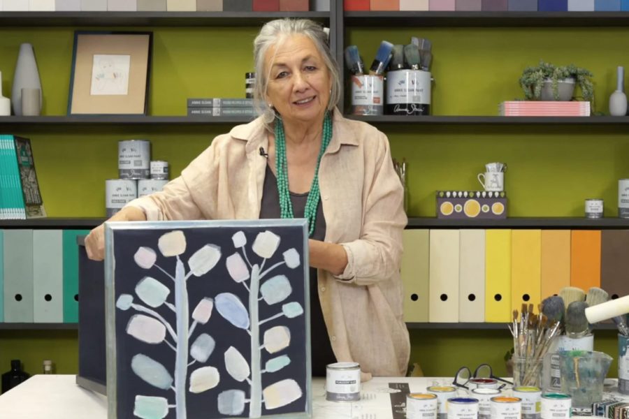 Annie Sloan demonstrates how to mix colour to her glaze