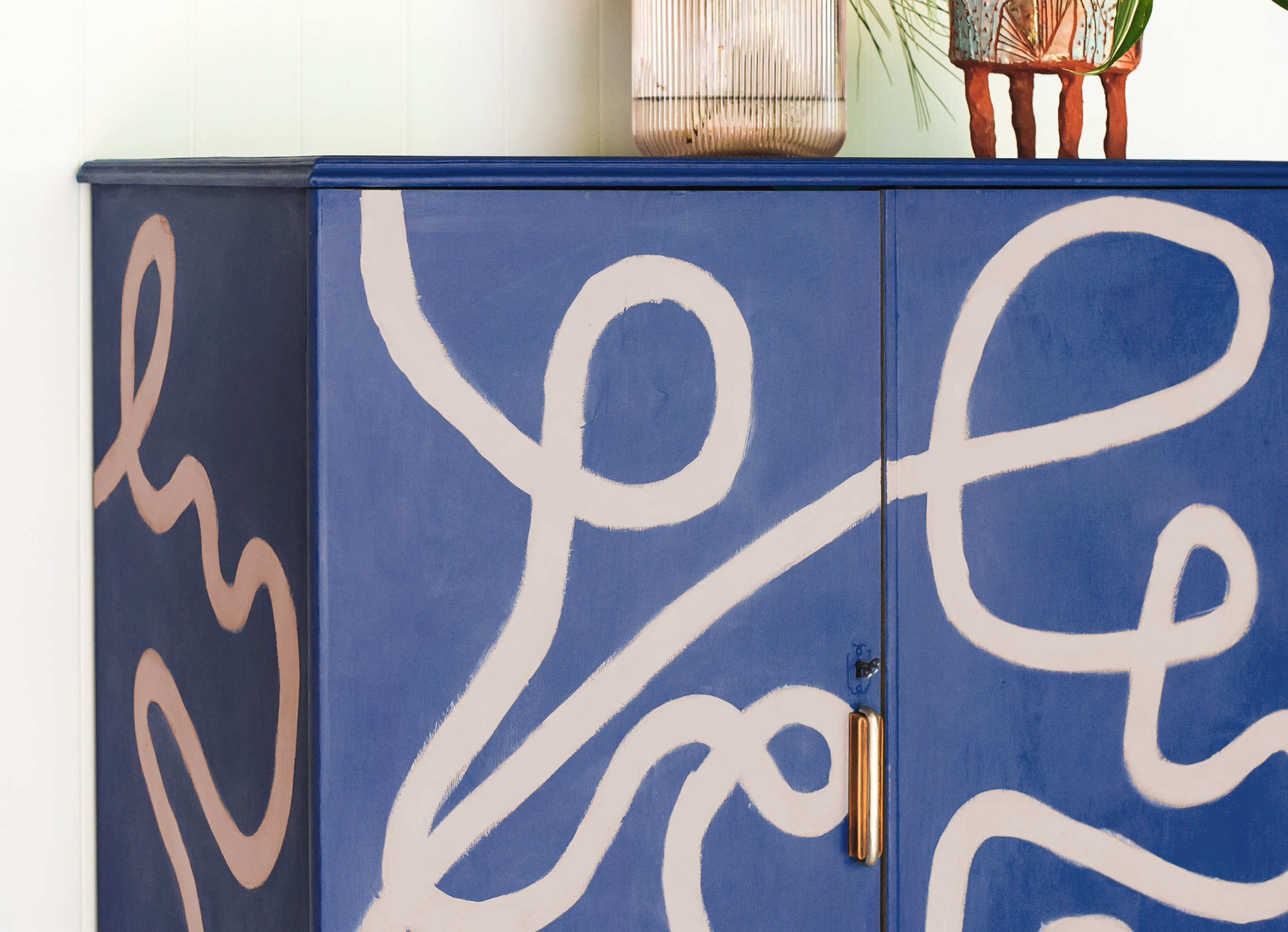 Squiggle-Cabinet-by-Annie-Sloan-Painter-in-Residence-Polly-Coulson