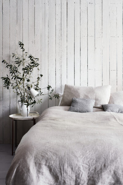 Annie-Sloan-Bedroom-Chalk-Paint-in-Old-White-Honfleur-Chicago-Grey-Lifestyle-Portrait