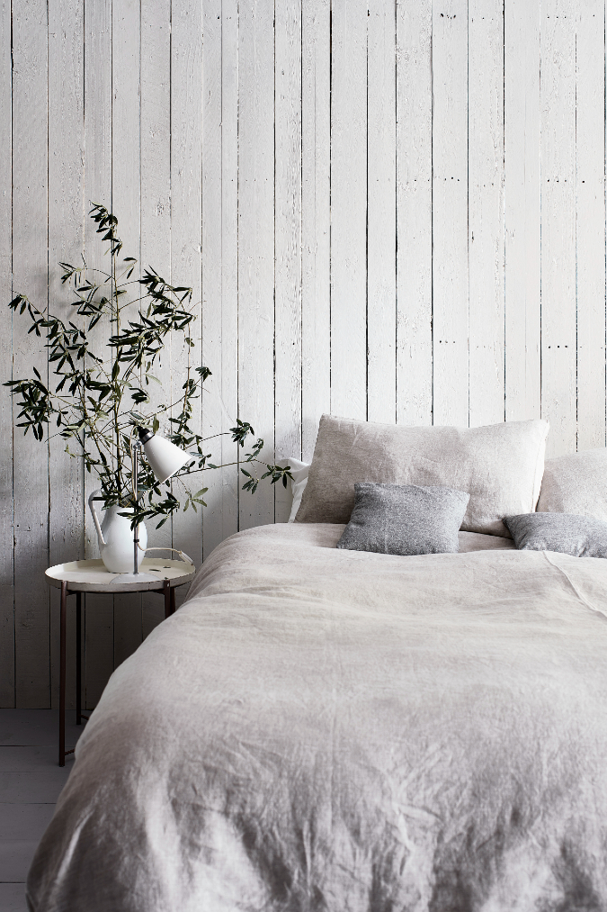 Annie-Sloan-Bedroom-Chalk-Paint-in-Old-White-Honfleur-Chicago-Grey-Lifestyle-Portrait