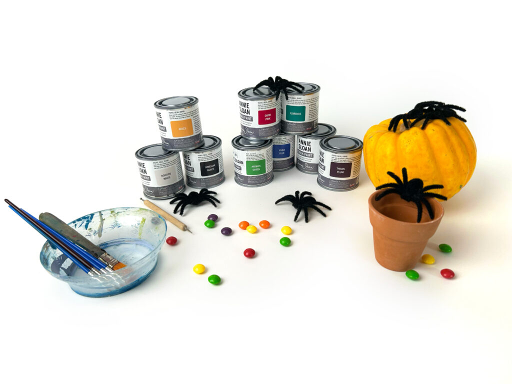 Annie Sloan - Easy Halloween craft for kids: painted pots