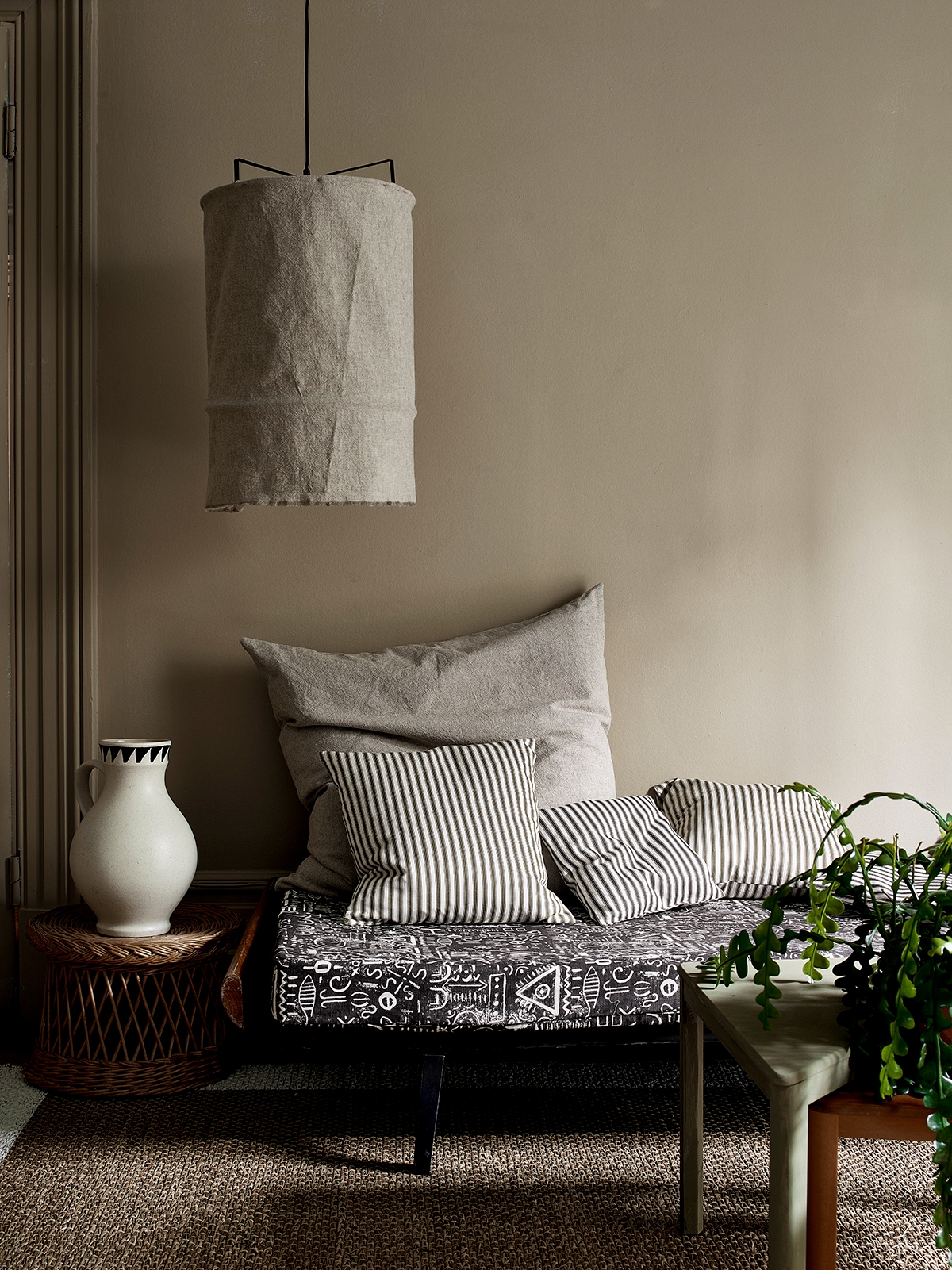 Annie-Sloan-Living-room-Wall-Paint-in-French-Linen-Old-White-Linen-Union-Tacit-Ticking-fabric-Lifestyle-Portrait-1-3-1