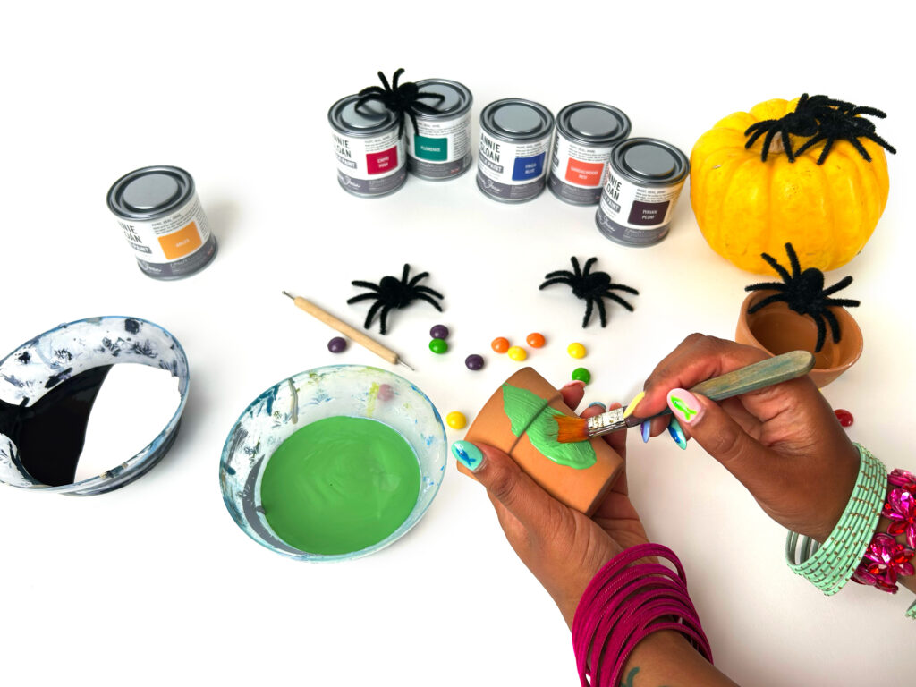 Annie Sloan - Easy Halloween craft for kids: painted pots
