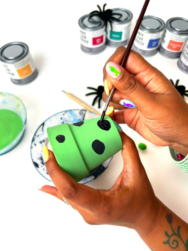 Annie Sloan - Easy Halloween craft for kids: painted pots