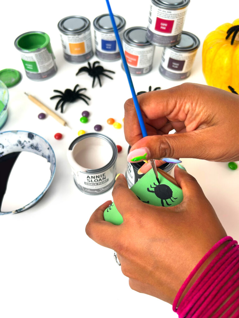 Annie Sloan - Easy Halloween craft for kids: painted pots