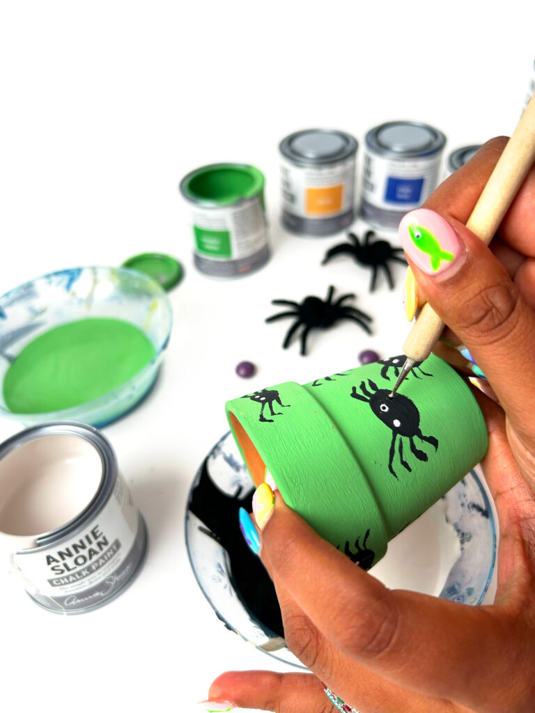 Annie Sloan - Easy Halloween craft for kids: painted pots