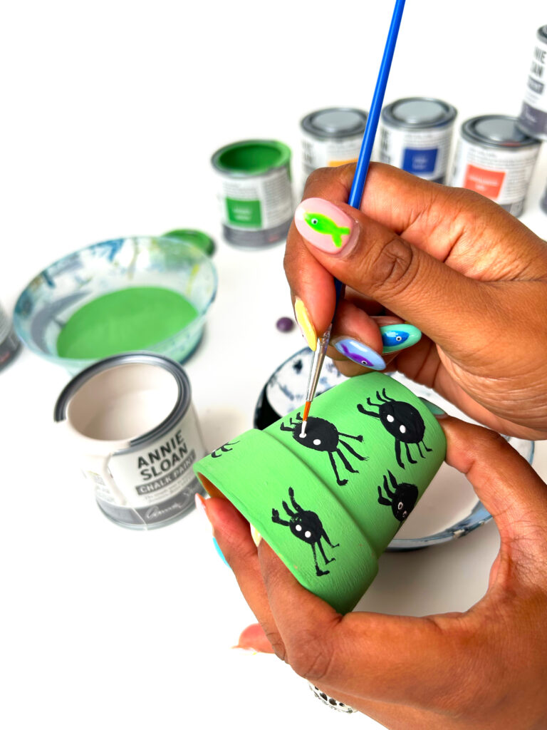 Annie Sloan - Easy Halloween craft for kids: painted pots