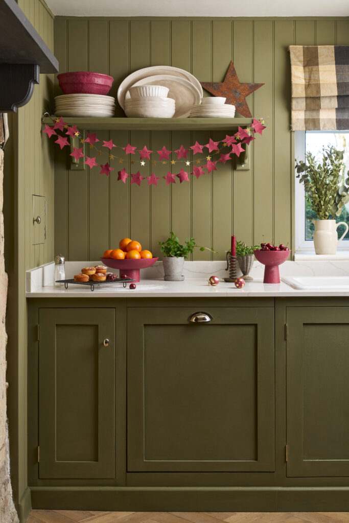 Annie-Sloan-Christmas-Kitchen-Painted-in-Chalk-Paint-Olive.-Christmas-decorations-in-Chalk-Paint-Burgundy