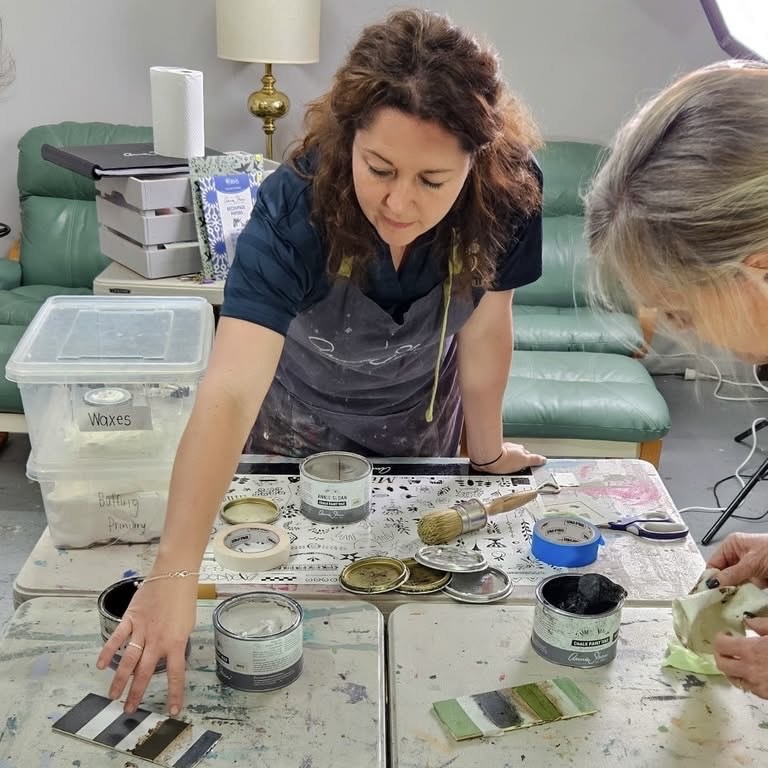 Sandra teaching Annie Sloan Introduction Workshop